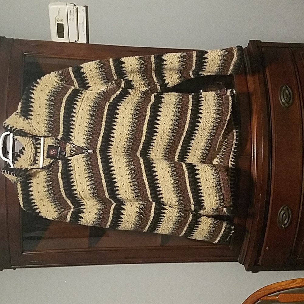 Mountain and Isles pull over jacket